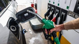 أسعار النفط تتراجع عالميا والمحروقات بالمغرب تثير الجدل بين انتظارات الانخفاض وتساؤلات التسعير